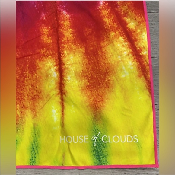 HOUSE OF CLOUDS NWT Microfiber Beach Towel “C” - Picture 3 of 6